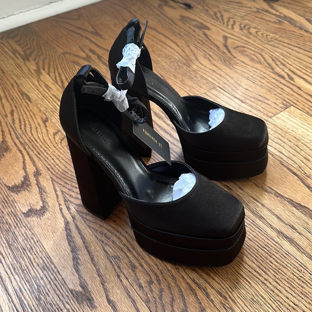 NWT Forever 21 Satin Square Toe Platform Heels